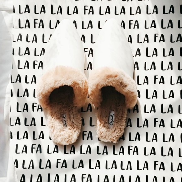 🚨Holiday Collection 💫🌲 WHITE FUR FLATS - Picture 3 of 8